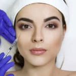 un cosmetologue fait une injection de beaute sur le visage d 39 une femme a la clinique 8353 5671